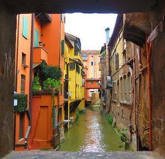 Il canale Reno è uno tra i più lunghi di Bologna infatti parte da fuori delle mura e arriva fino a via delle Moline in