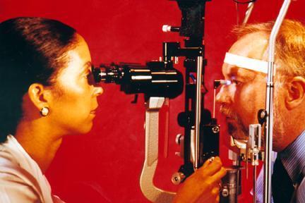 GLAUCOMA È consigliato il controllo periodico del tono oculare: