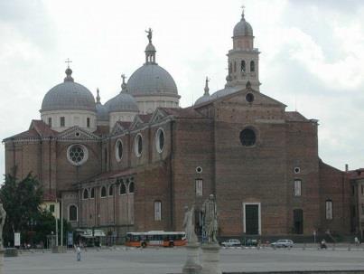 4 - Raccolta ed analisi di precedenti sperimentazioni Fig. 4.3 L Abbazia di Santa Giustina (sinistra) e la sua torre campanaria (destra).