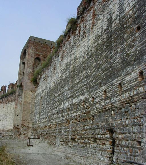 7 La cinta muraria di Cittadella. Il paramento esterno (sinistra) e quello rivolto verso l interno del Comune (destra) (Da Porto, 1999).