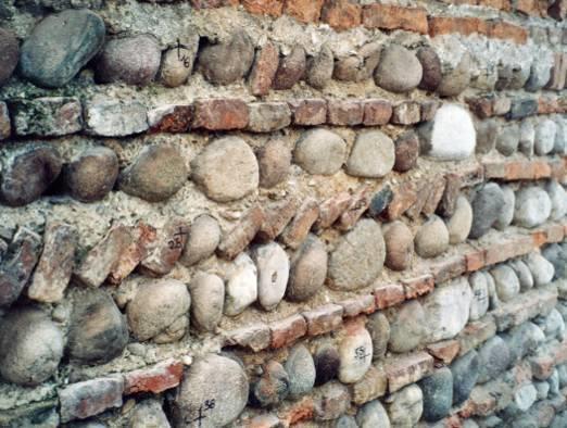 4 - Raccolta ed analisi di precedenti sperimentazioni Fig. 4.8 Tessitura muraria dei paramenti esterni (sinistra) e del riempimento interno (destra) della cinta muraria (Da Porto, 1999).