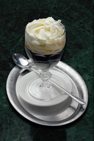 Bevande calde Nome Preparazione Servizio Swiss Coffee In un bicchiere per Irish Coffee molto caldo, versare 4 cl di kirsch e 2 3 cucchiaini di zucchero di canna. Riscaldare al vapore.