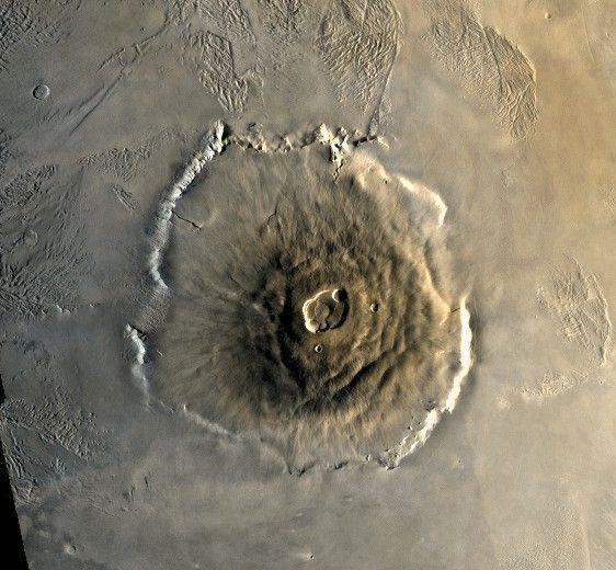 I Vulcani di Marte Il piu` grande vulcano di Marte e` il monte Olimpo Diametro: 600 km