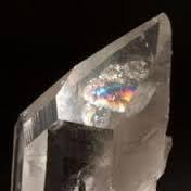 Cristallo arcobaleno Come dice il nome, questo cristallo contiene i colori dell arcobaleno, è utile quando si soffre di depressione, di ansia o siamo assaliti dai dubbi.