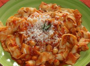 Lagane e ceci come a Maierà Pasta fresca stesa amano accompagnata da un sugo al pomodori e ceci Questa è tra le mie ricette del cuore, quante volte ho preparato questo piatto insieme alle mie nonnine