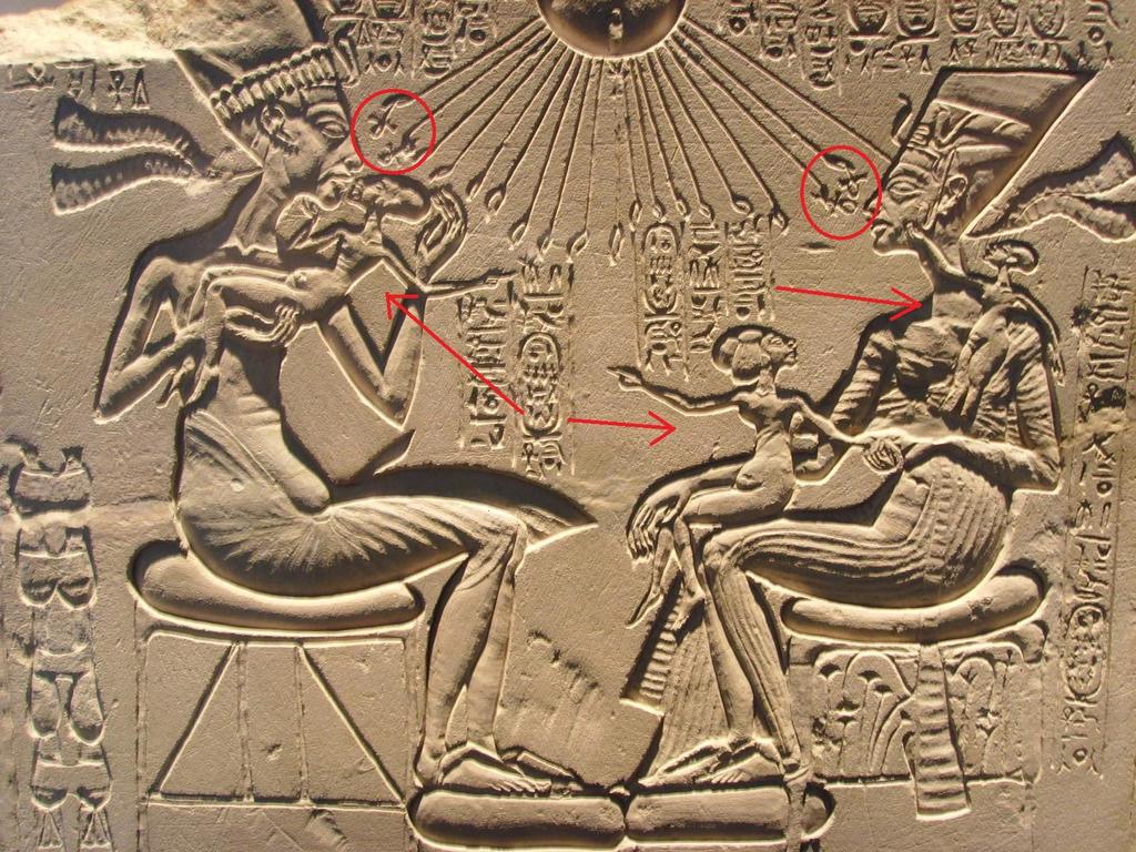 Fig.1 Per iniziare faccio notare che nel bassorilievo è raffigurato il faraone Akhenaton e la moglie Nefertiti con in braccio tre piccoli esseri che a mio avviso sono tre alieni grigi: Teste