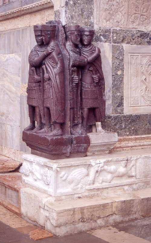 I Tetrarchi di Venezia due gruppi scultorei che rappresentavano un Augusto e un Cesare per parte (Concordia Augustorum), in origine ricavati su mensole sporgenti da colonne, riferibili a Diocleziano