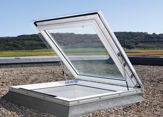 VELUX finestre per tetti piani Prodotti speciali FINESTRA PER TETTI PIANI PER L'ACCESSO AL TETTO (CXP) La finestra manuale per l'accesso al tetto è composta da un basamento in PVC completo di