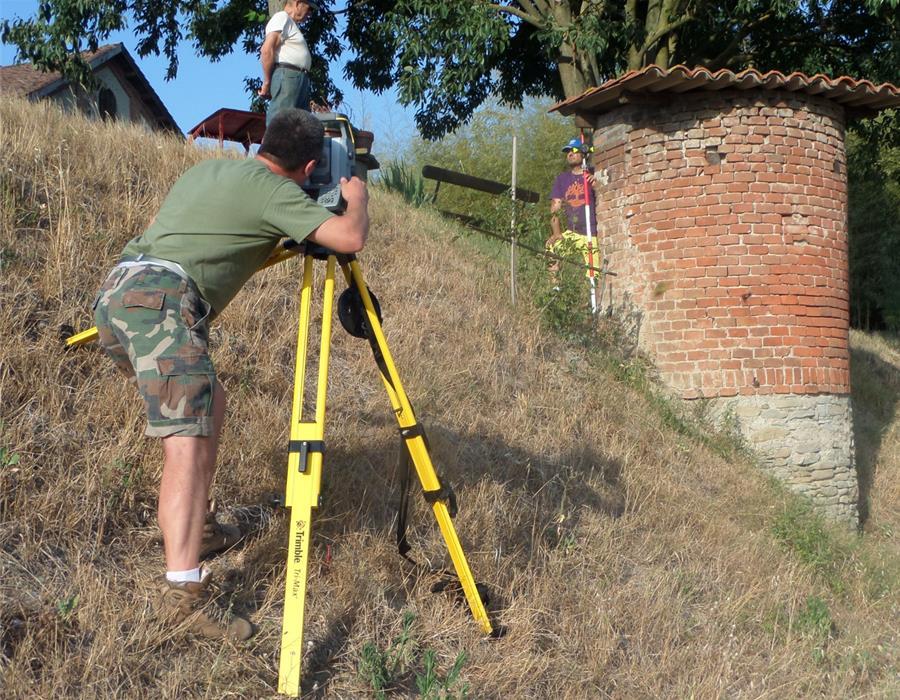 Rilievi con stazione totale Martedì 9 Maggio 2017 ore 15.00 Sviluppo di un rilievo con stazione totale Precisioni strumentali. Operazioni di inizio rilievo. Sviluppo di un rilievo celerimetrico.