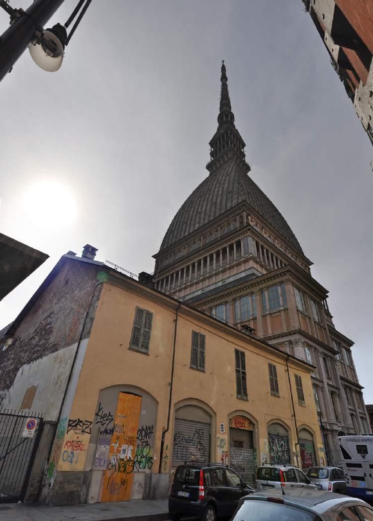 Un viaggio nel passato per la rinascita di un angolo storico di Torino L immobile è un ex-opificio risalente al XIX secolo ubicato ai piedi della Mole Antonelliana e da anni in disuso.