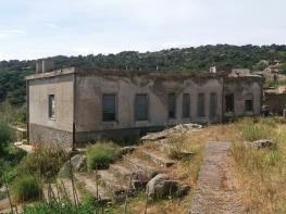 30 ex Scuola Elementare Immobile su un unico piano, circondato da un ampio cortile, situato all interno dell