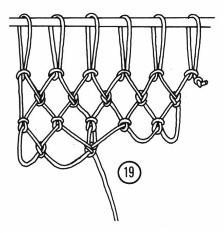 Fig. 19 La stessa rete vista da rovescio. In «b» si vede una diminuzione che consiste nel passare l ago in due maglie contigue (a-b) per volta, per formare la maglia.