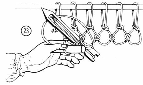 Fig. 22 Terza operazione: passare il filo sopra il modano e fermano con il pollice, come si vede nella figura, e infine gettare il filo in alto a sinistra per formare un