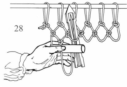 Fig. 28 Seconda operazione: si passa l ago, dal disotto, nella maglia successiva. Fig.