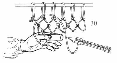 Fig. 30 Quarta operazione: si getta il filo in alto e a sinistra per formare un