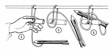 Fig. 4 Per avviare le prime maglie di una rete: si stringe il «modano» (cilindro di legno di salice che serve a dare, e mantenere costante, la misura delle maglie) fra l indice e il pollice della