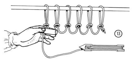 Fig. 13 Prima operazione, dopo la partenza, per formare la prima maglia del secondo giro: rovesciare la partenza e portare il filo sul modano trattenendolo con il