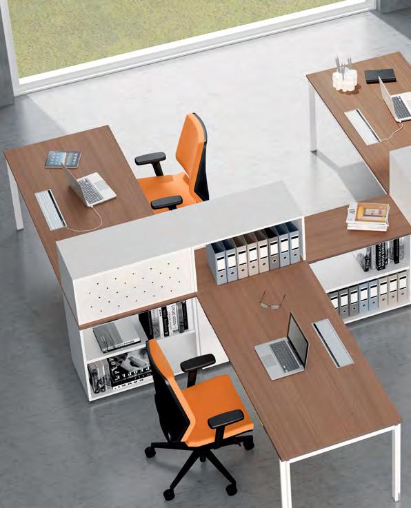 I piani integrati a contenitori altezza scrivania creano soluzioni di continuità tra volumi chiusi e