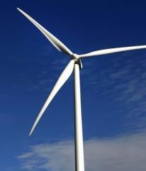 ENERGIA EOLICA È il prodotto della conversione dell energia cinetica del vento in energia meccanica di rotazione e quindi in