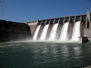 In una centrale idroelettrica, l energia generata del movimento dell acqua in