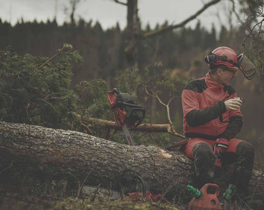 ABBIGLIAMENTO FORESTALE CONCEPITO PER SICUREZZA E CONFORT. Jonsered offre una gamma completa di abbigliamento di sicurezza di alta qualità per lavori forestali.