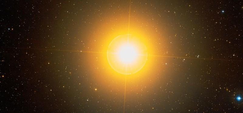 Altro esempio di stella di classe K è Aldebaran (α Tau / α Tauri / Alfa Tauri) appartenente alla costellazione del Toro.