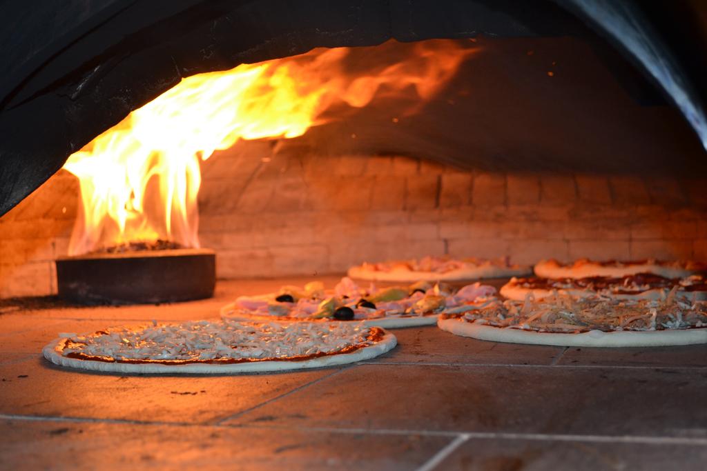 Il montaggio è semplice e veloce, basta praticare un foro sulla base del forno ed installarlo sotto di esso, come un bruciatore a gas.