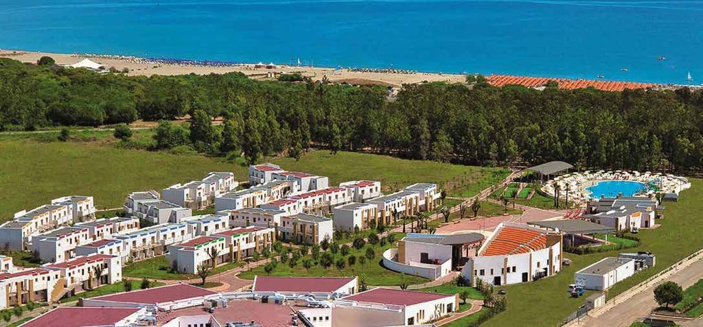 CALABRIA SIBARI GREEN VILLAGE 4* Sorge a Marina di Sibari (Cosenza), dista 4 km dalla stazione ferroviaria, 150 km dall aeroporto di Lamezia Terme e 200 km dall aeroporto di Bari.