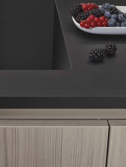 A sinistra: dettaglio del profilo di apertura che sostituisce la maniglia. This page: worktop with integrated sink in laminate tuttocolore touch nero and steel bottom.