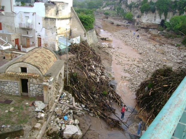 DISSESTO IDROGEOLOGICO Insieme dei processi morfologici che hanno un'azione fortemente distruttiva in termini di