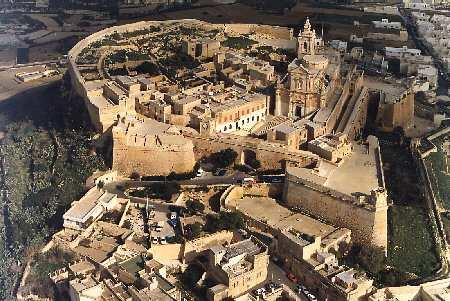 Nonostante le sue austere mura arabe, l'interno è stato arricchito dai meravigliosi palazzi delle maggiori famiglie nobiliari maltesi.