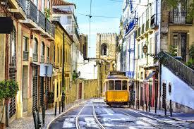 a Coimbra, graziosa città storica e sede universitaria di lunga tradizione. Cena e pernottamento.