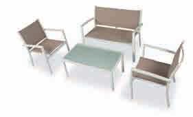 Composto da: un divano, due poltrone (55x59x82 h cm), e un tavolino contenitore (81x56x63 h cm).