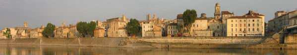 A questo punto si scende a piedi verso il lungofiume (tenendo per mano la bici) per godersi il bellissimo panorama di una parte del centro storico di Arles.
