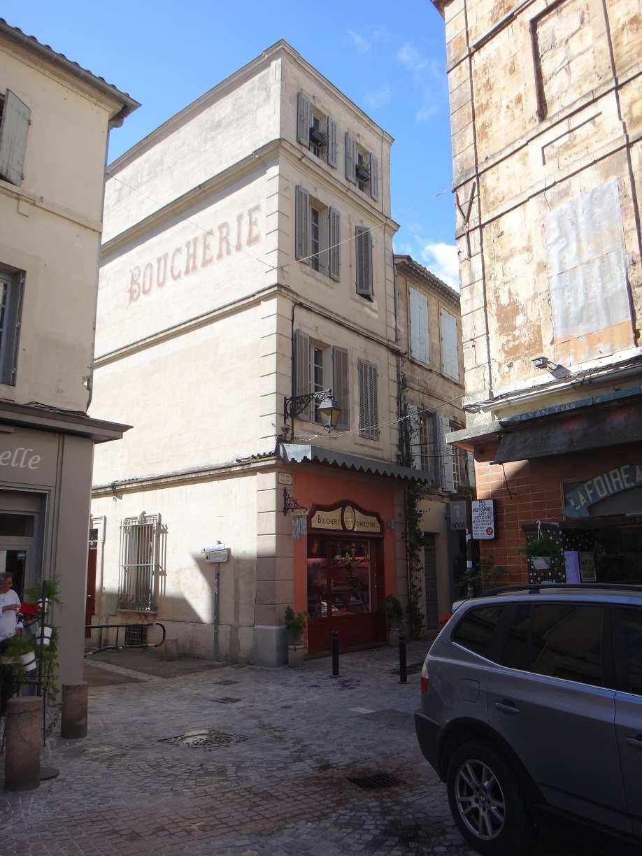 Dietro le macchine : la macelleria e il fioraio Si consiglia di proseguire a piedi : la rue des Porcelets è stretta e affollatissima soprattutto d'estate per via dei bar e dei ristoranti.
