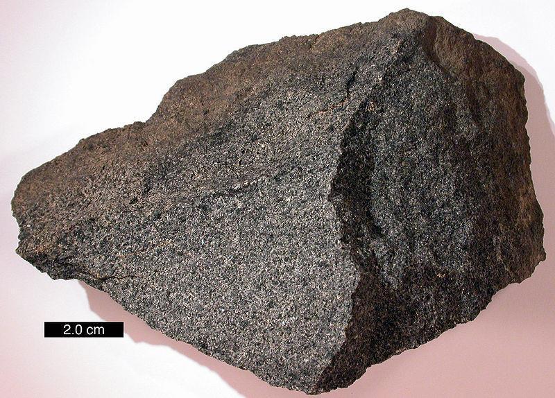 Il magma: è costituito di rocce fuse, acqua, altri fluidi e sostanze gassose (vapore acqueo, CO2, composti di zolfo,