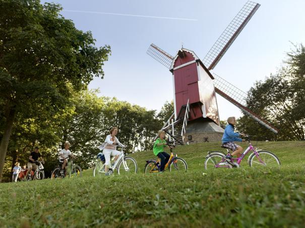 4 giorno: tour circolare Ostenda Nieuwpoort Ostenda 44 km Nieuwpoort è come Ostenda e Blankenberge, una delle destinazioni balneari preferite in Belgio.