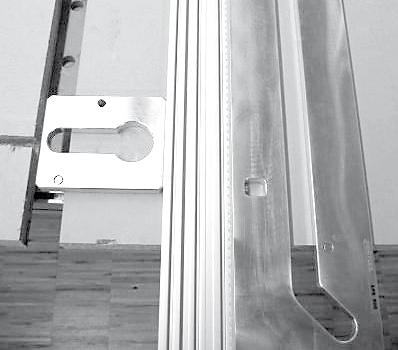 4. Fresatura di scassi a) Fresatura di due scassi nel pannello 1 Orientare l'ps 900 sulla parte inferiore del piano di lavoro servendosi del perno di fissaggio sulla parte posteriore (fig.