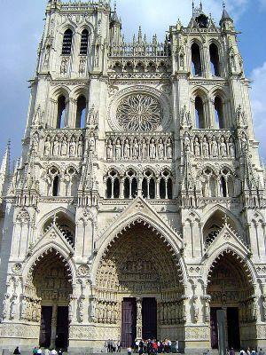 La cattedrale, con i suoi oltre 7000 m² di superficie, è la più vasta delle cattedrali francesi.