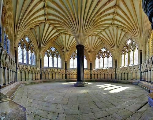 Cattedrale di Wells La sala capitolare all esterno è molto spoglia, ed ha un coronamento con loggetta cieca ed un contraffortamento leggero sugli spigoli.