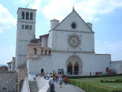 Interno della navata della Basilica di San Francesco Assisi-1228-1253 La Basilica di San