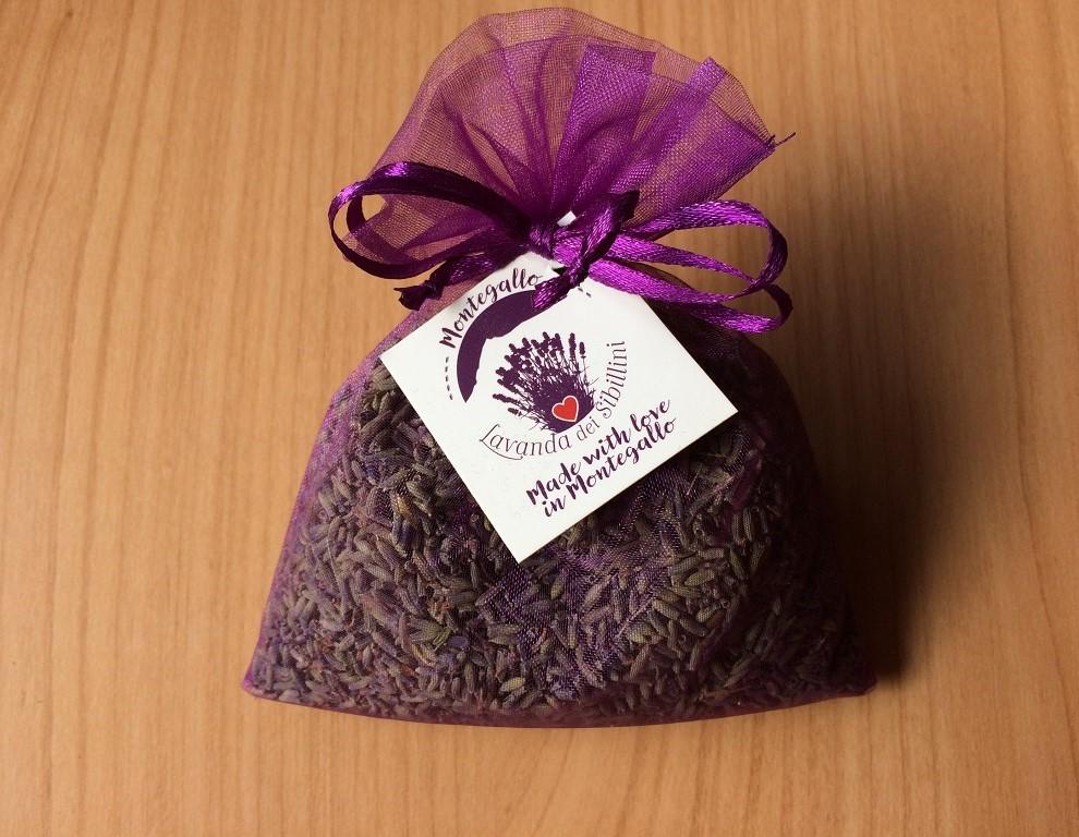 Il Sacchetto di Lavanda dei Sibillini Trasparenze è realizzato in organza di colore viola e riempito abbondantemente di fiore essiccato di Lavanda (circa 30-35 gr).