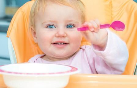 Alimentazione nella prima infanzia (0-2 anni) E' necessario considerare tre aspetti: 1) i nuovi alimenti vanno introdotti con gradualità, cioè uno alla volta; 2) L'ordine con cui vanno introdotti gli