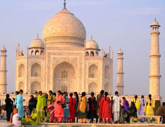 Pomeriggio giro panoramico della città per avere il primo contatto con la gente del Rajasthan. Rientro in hotel per il pernottamento.