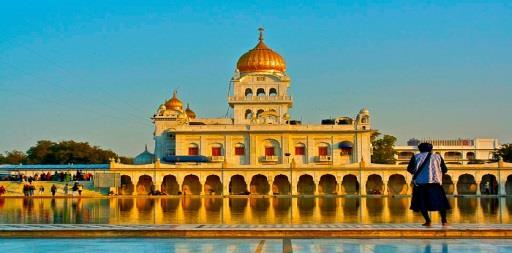 Il city tour di oggi culminerà con l esperienza filosofico-religiosa al Tempio Gurudwara Bangla Sahib. Arrivo a Delhi e trasferimento privato in hotel.
