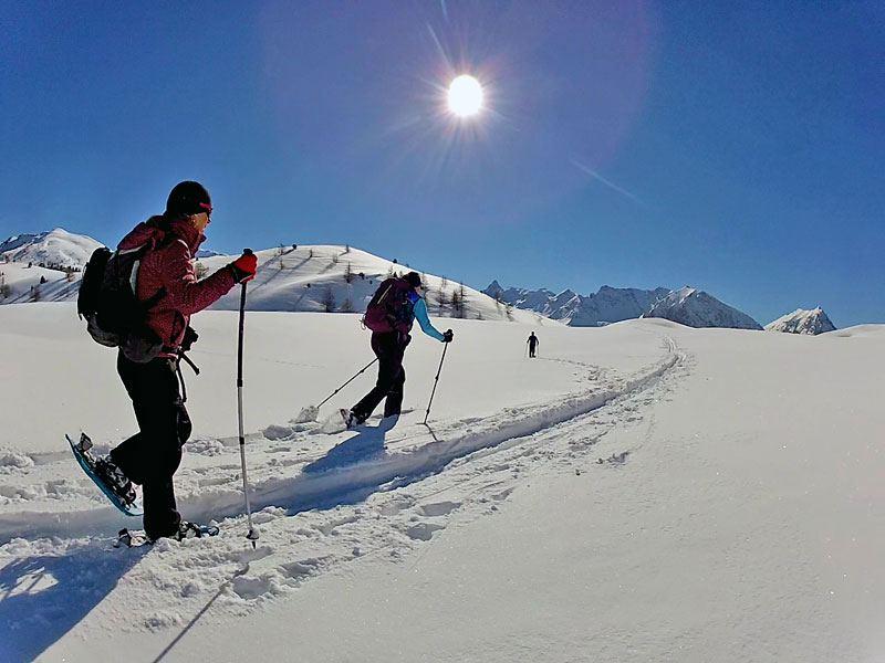 ESCURSIONI CON RACCHETTE DA NEVE (Ciaspole) ESCURSIONI GUIDATE DIURNE E SERALI-STAGIONE 2016/2017 SGE20 propone per la stagione invernale 2016/2017 delle passeggiate guidate con racchette da neve