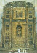 Il pregevole portale ligneo a formelle, terminato nel 1671 e decorato con angeli ed altri motivi ornamentali, reca il nome di mastro Leonardo La Raya, della terra di Laurenzana.