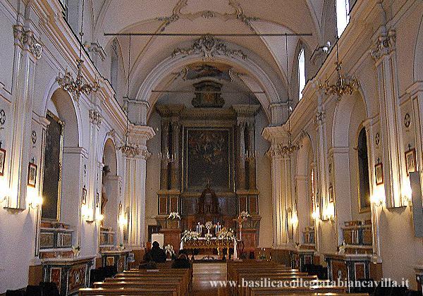 L interno L interno della chiesa è ad un unica navata rettangolare che si conclude con l area presbiterale dove è situato l altare maggiore in legno scolpito, diviso in tre campate ornate da lesene