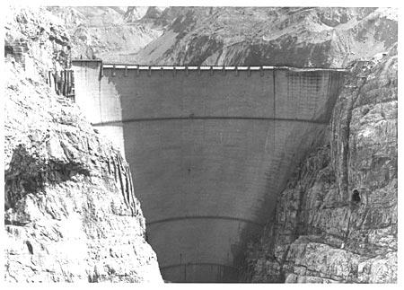 Figura 1 - La diga sbarra la stretta gola del Torrente Vajont (Foto Annovi, 1975) Solo nel 1959, in avanzata fase di costruzione, venne affrontato il problema della