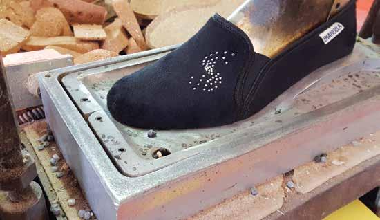 SUGHERO Il tacco interno è realizzato in sughero naturale in grado di isolare il piede e di assorbire l umidità che si forma all interno della calzatura per garantire il massimo comfort e benessere